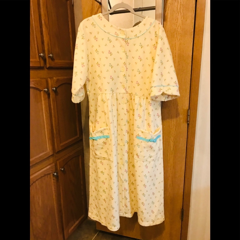 Amanda Stewart button front robe Large